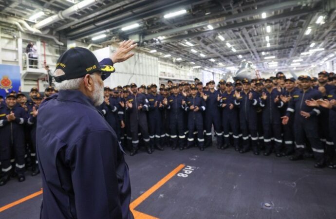 पीएम मोदी ने आईएनएस विक्रांत पर मनाई दिवाली