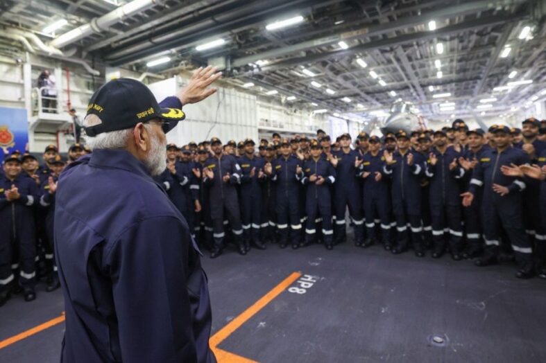 पीएम मोदी ने आईएनएस विक्रांत पर मनाई दिवाली