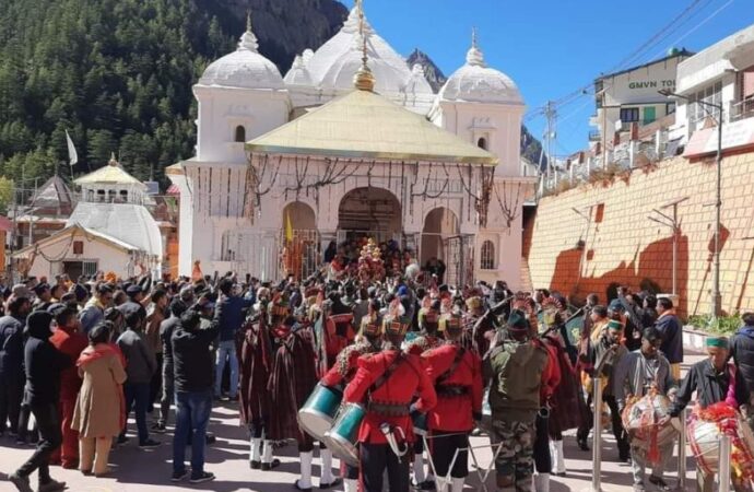 गंगोत्री धाम के कपाट शुभ मुहूर्त पर हुए बंद, उत्सव डोली मुखवा के लिए हुई रवाना