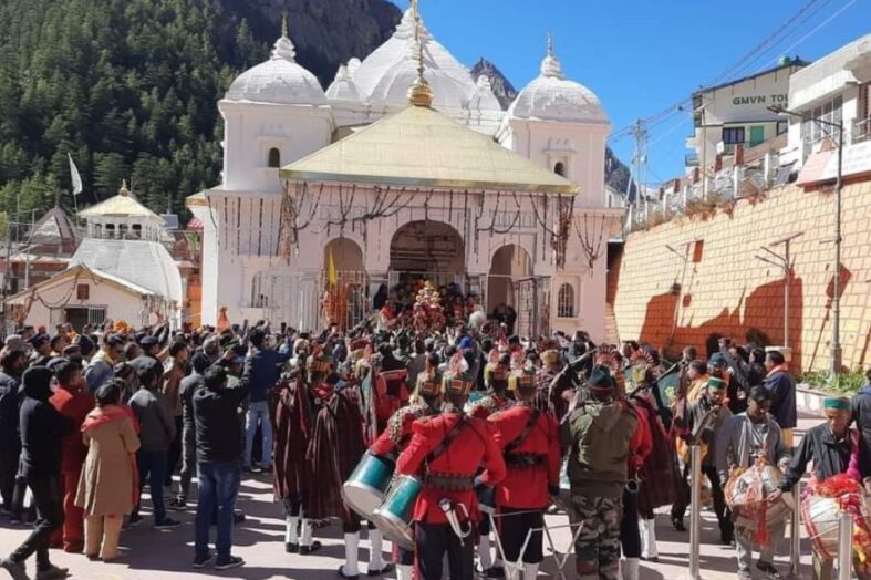 गंगोत्री धाम के कपाट शुभ मुहूर्त पर हुए बंद, उत्सव डोली मुखवा के लिए हुई रवाना