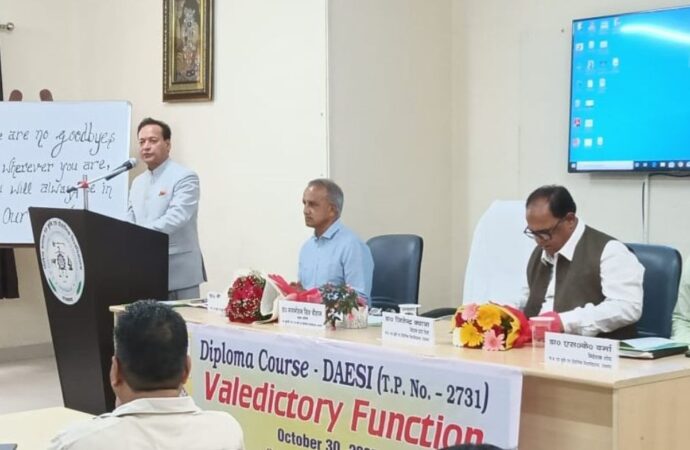 विश्वविद्यालय में डिप्लोमा कोर्स ‘डेसी’ का समापन समारोह संपन्न