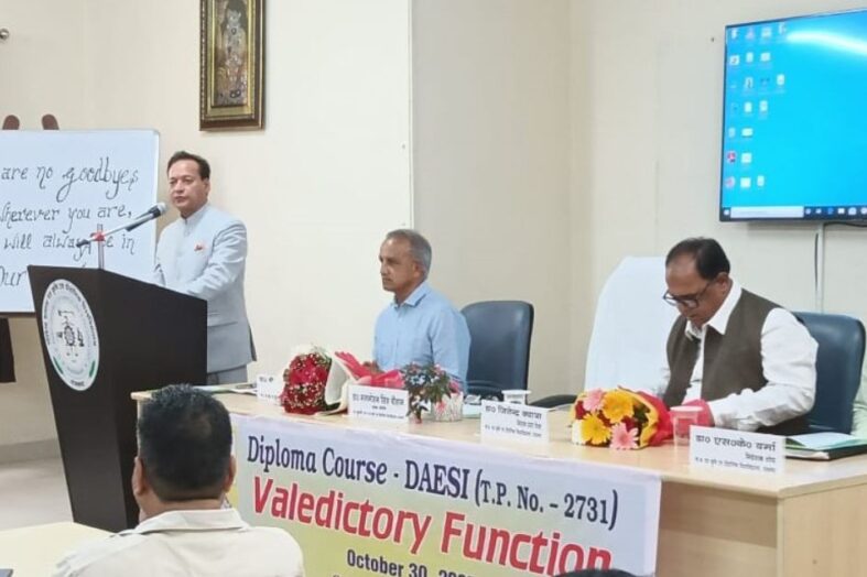 विश्वविद्यालय में डिप्लोमा कोर्स ‘डेसी’ का समापन समारोह संपन्न