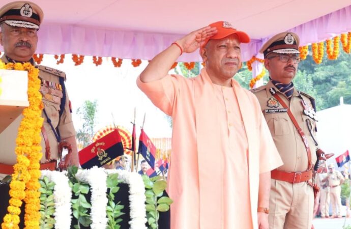 सीएम योगी ने शहीद पुलिसकर्मियों को पुष्पचक्र अर्पित कर दी भावभीनी श्रद्धांजलि