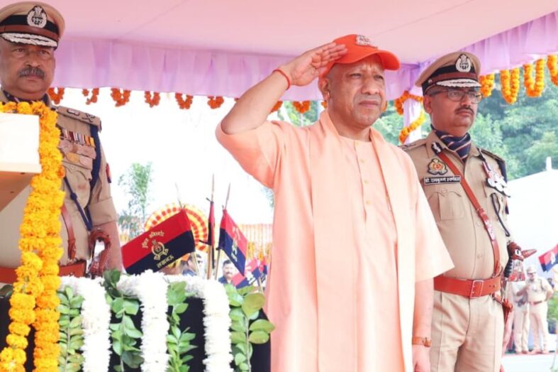 सीएम योगी ने शहीद पुलिसकर्मियों को पुष्पचक्र अर्पित कर दी भावभीनी श्रद्धांजलि
