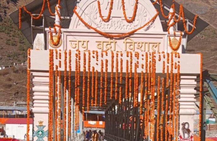 गढ़वाल राइफल्स की अनूठी भेंट ने बढ़ाई आस्था की गरिमा, बद्रीनाथ धाम को मिला नया भव्य प्रवेश द्वार