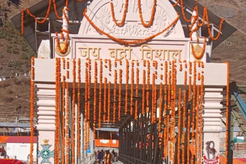 गढ़वाल राइफल्स की अनूठी भेंट ने बढ़ाई आस्था की गरिमा, बद्रीनाथ धाम को मिला नया भव्य प्रवेश द्वार