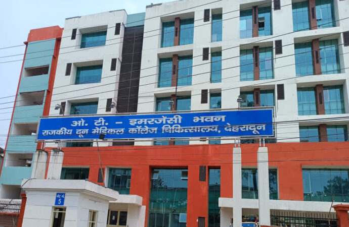 दून अस्पताल में ठंड से मरीज बेहाल हीटर नहीं, तीमारदारों के लिए भी कोई इंतज़ाम नहीं