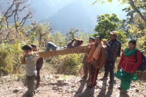 मंजूरी के बाद भी नहीं बनी सड़क: कंधों पर मरीज ढोने को मजबूर ग्रामीण, सिस्टम पर उठे सवाल