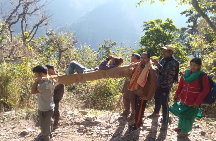 मंजूरी के बाद भी नहीं बनी सड़क: कंधों पर मरीज ढोने को मजबूर ग्रामीण, सिस्टम पर उठे सवाल