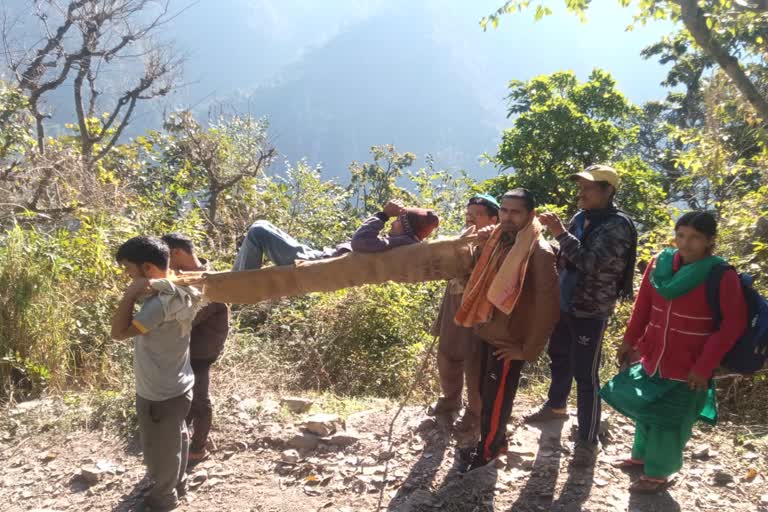 मंजूरी के बाद भी नहीं बनी सड़क: कंधों पर मरीज ढोने को मजबूर ग्रामीण, सिस्टम पर उठे सवाल