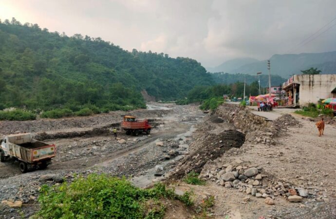 खोकली होती नदियाँ: उत्तराखंड में अवैध खनन और टूटता पहाड़ी भविष्य