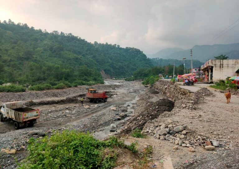 खोकली होती नदियाँ: उत्तराखंड में अवैध खनन और टूटता पहाड़ी भविष्य