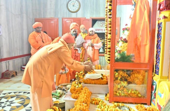 सीएम योगी आदित्यनाथ ने अर्पित की गुरु गोरखनाथ को आस्था की खिचड़ी
