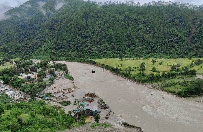 अवैध खनन और भारी निर्माण से संकट में हिमालय की सदानीरा नदियाँ गंगा–यमुना