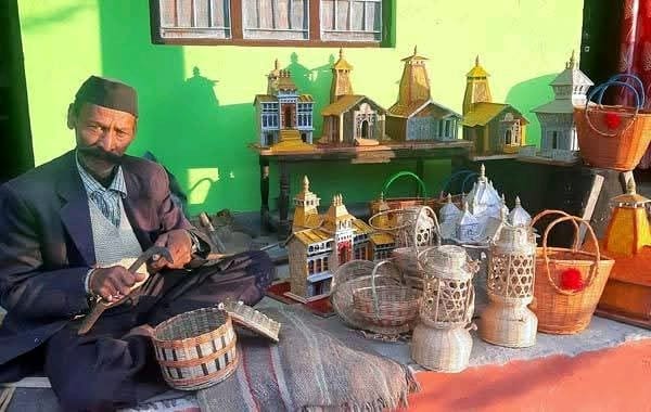 65 की उम्र में भी थमी नहीं कला की धार, रिंगाल को पहचान दिला रहे दरमानी लाल