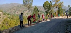 प्रशासन की अनदेखी, ग्रामीणों ने अपने श्रम से बनाई सड़क