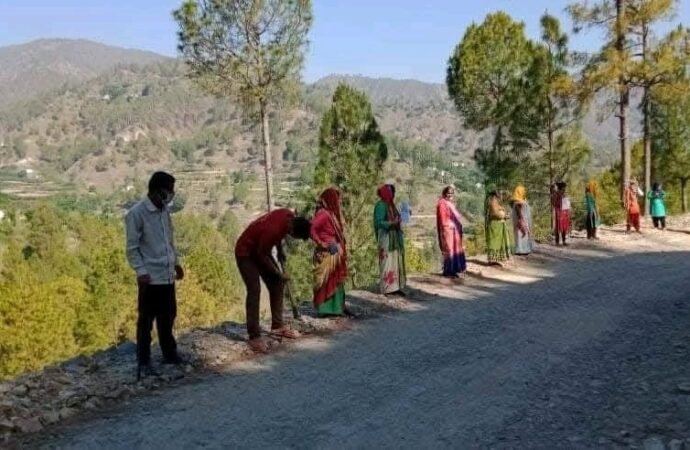 प्रशासन की अनदेखी, ग्रामीणों ने अपने श्रम से बनाई सड़क