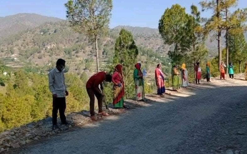 प्रशासन की अनदेखी, ग्रामीणों ने अपने श्रम से बनाई सड़क