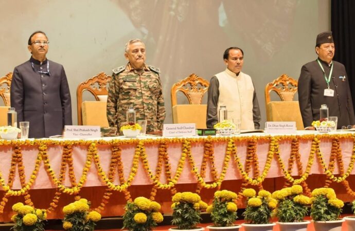 सीडीएस ने श्रीनगर विश्वविद्यालय में छात्रों से किया संवाद, विश्वविद्यालय को भेंट कीं 227 पुस्तकें