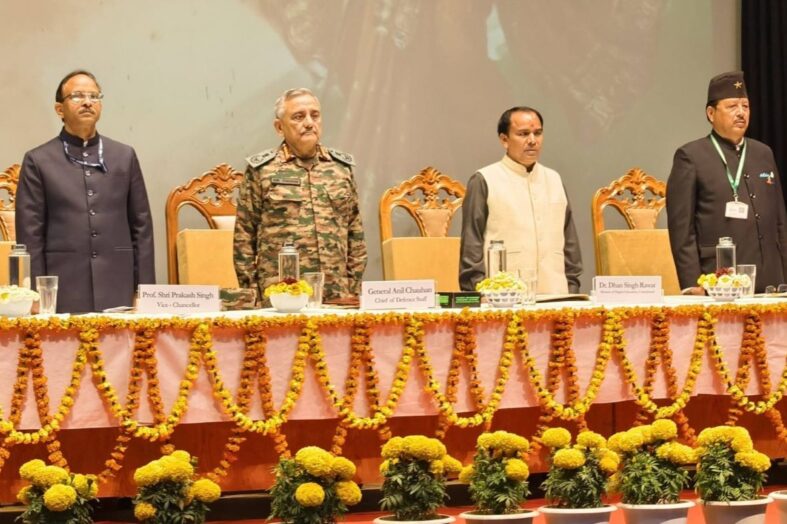 सीडीएस ने श्रीनगर विश्वविद्यालय में छात्रों से किया संवाद, विश्वविद्यालय को भेंट कीं 227 पुस्तकें