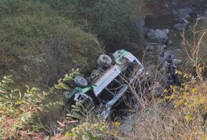 मीनस मार्ग पर कुवाणु के पास हिमाचल रोडवेज की बस 100 मीटर गहरी खाई में गिरी