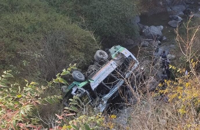 मीनस मार्ग पर कुवाणु के पास हिमाचल रोडवेज की बस 100 मीटर गहरी खाई में गिरी