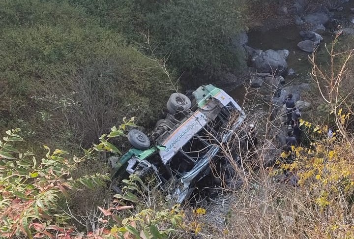 मीनस मार्ग पर कुवाणु के पास हिमाचल रोडवेज की बस 100 मीटर गहरी खाई में गिरी