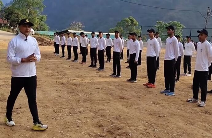 कम उम्र में पहनी वर्दी, अब युवाओं के सपनों को दे रहे उड़ान