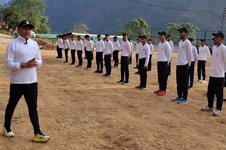 कम उम्र में पहनी वर्दी, अब युवाओं के सपनों को दे रहे उड़ान