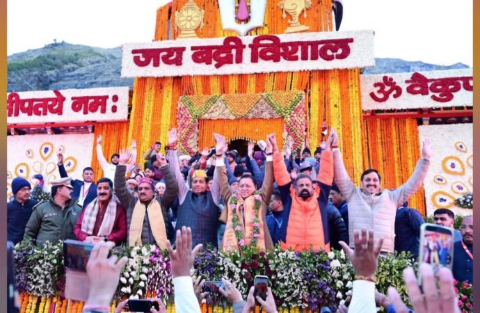 अखंड ज्योति के दर्शन को उमड़ा जनसैलाब, भव्य सजावट के बीच खुले बदरीनाथ मंदिर के कपाट