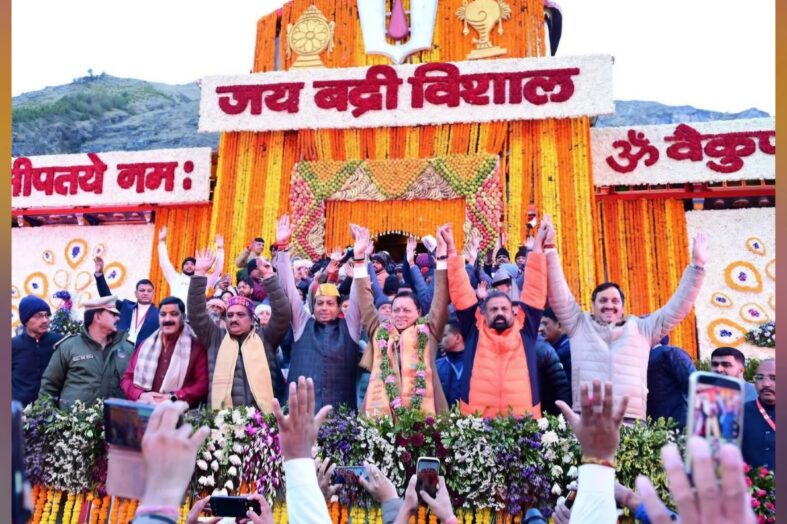 अखंड ज्योति के दर्शन को उमड़ा जनसैलाब, भव्य सजावट के बीच खुले बदरीनाथ मंदिर के कपाट