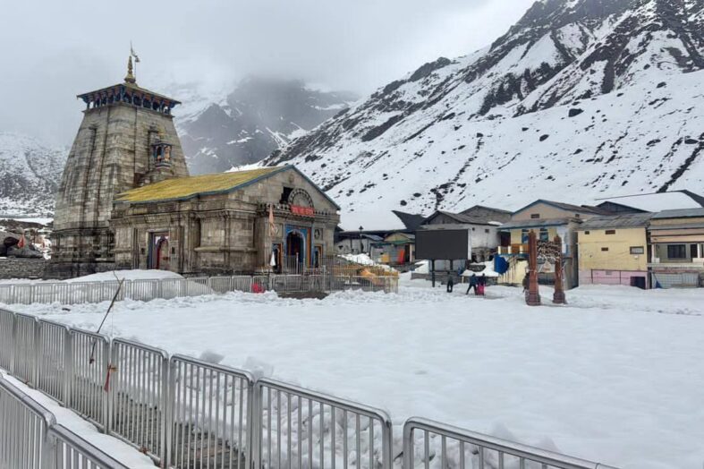 बर्फबारी से चारधाम यात्रा की तैयारियां प्रभावित, केदारनाथ धाम में हालात चुनौतीपूर्ण