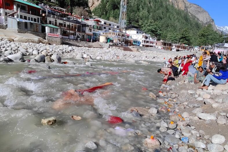 गंगोत्री में ही क्यों व्यथित हैं माँ गंगा ?