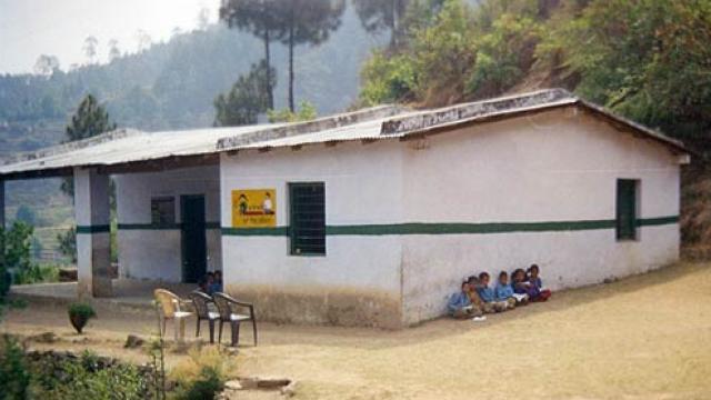 सरकारी स्कूलों का बखान, लेकिन भरोसा नहीं: अफसरों के बच्चे निजी स्कूलों में
