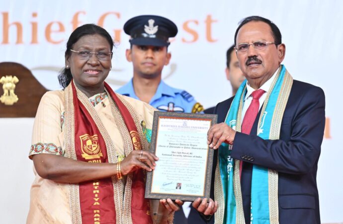 राष्ट्रपति मुर्मु ने एनएसए अजीत डोभाल को RRU दीक्षांत समारोह में मानद डॉक्टरेट से किया सम्मानित