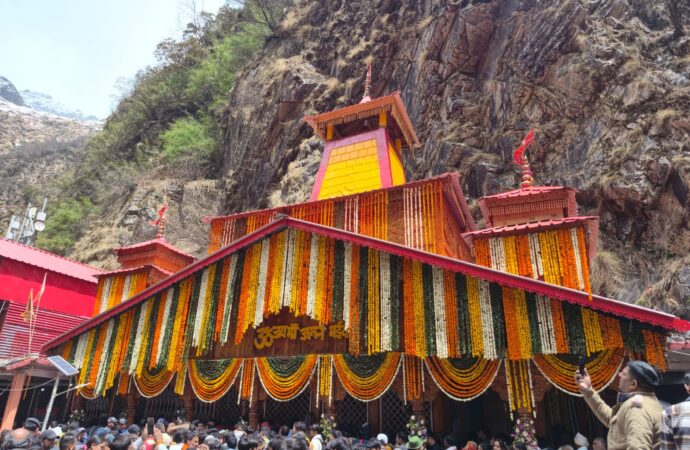 गंगोत्री और यमुनोत्री धाम के कपाट श्रद्धालुओं के लिए खुले