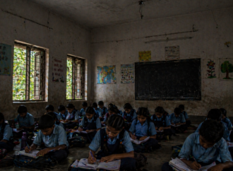 अंधेरे में शिक्षा: उत्तराखंड के 275 सरकारी स्कूलों में बिजली नहीं, गर्मी में बच्चे बेहाल