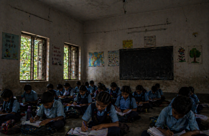 अंधेरे में शिक्षा: उत्तराखंड के 275 सरकारी स्कूलों में बिजली नहीं, गर्मी में बच्चे बेहाल
