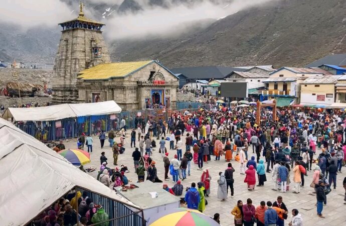 आस्था का सैलाब: केदारनाथ में 11 दिनों में 3 लाख श्रद्धालुओं ने किए दर्शन, बदरीनाथ में भी उमड़ी भीड़