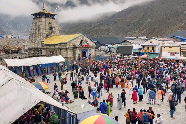 आस्था का सैलाब: केदारनाथ में 11 दिनों में 3 लाख श्रद्धालुओं ने किए दर्शन, बदरीनाथ में भी उमड़ी भीड़