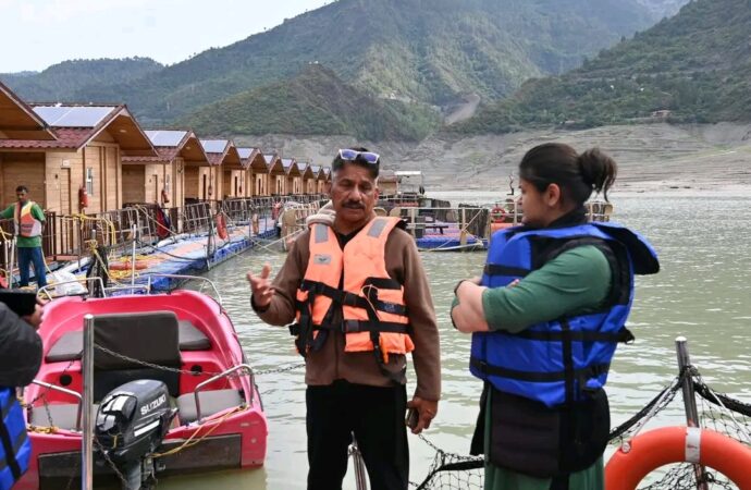 तूफान में टूटी टिहरी झील की फ्लोटिंग हट्स, सरकार ने लगाया तत्काल प्रतिबंध