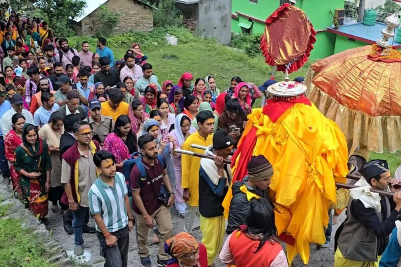 हर-हर महादेव के जयघोष से गूंजा ऊखीमठ, मद्महेश्वर धाम को रवाना हुई बाबा की पावन डोली
