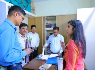 ड्यूटी छोड़ घर पहुंचे जेई पर डीएम का एक्शन, एसई का वेतन भी रोका