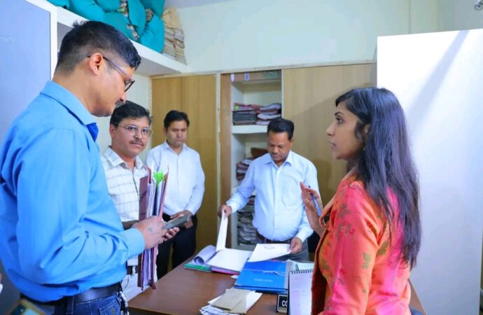 ड्यूटी छोड़ घर पहुंचे जेई पर डीएम का एक्शन, एसई का वेतन भी रोका