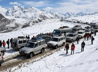 बर्फ की चादर पर बढ़ते वाहनों का दबाव: चारधाम यात्रा से हिमालयी पर्यावरण पर गहराता संकट