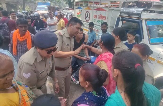 गुलदार के आतंक से फूटा ग्रामीणों का गुस्सा, वन मंत्री सुबोध उनियाल के पैतृक गांव में सड़क जाम कर किया प्रदर्शन