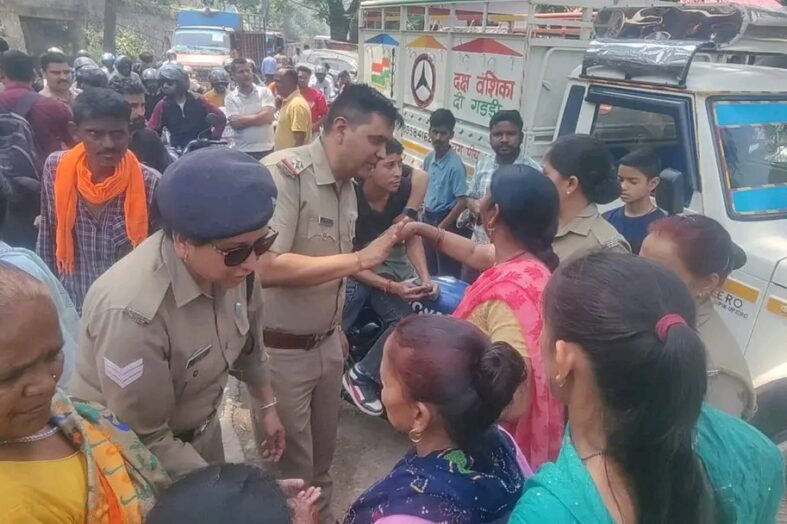 गुलदार के आतंक से फूटा ग्रामीणों का गुस्सा, वन मंत्री सुबोध उनियाल के पैतृक गांव में सड़क जाम कर किया प्रदर्शन