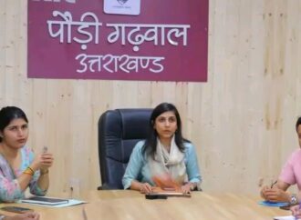 पानी के लिए जनता दरबार में उमड़ा जनसैलाब, डीएम ने अफसरों को लगाई फटकार