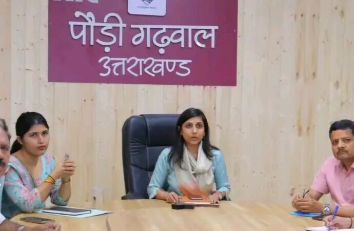 पानी के लिए जनता दरबार में उमड़ा जनसैलाब, डीएम ने अफसरों को लगाई फटकार
