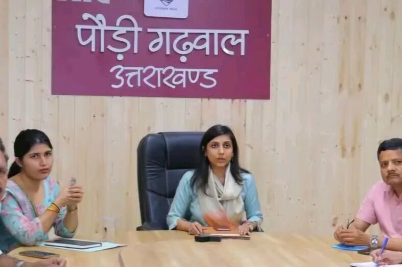 पानी के लिए जनता दरबार में उमड़ा जनसैलाब, डीएम ने अफसरों को लगाई फटकार